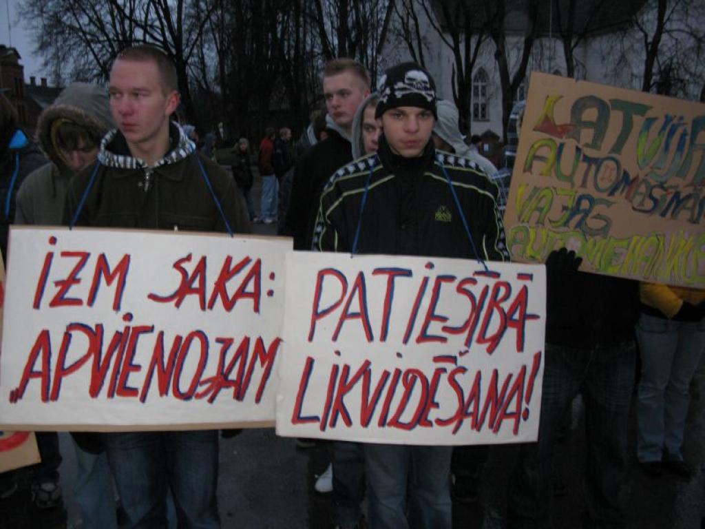 Piketu izraisījusi Latvijā plānotā profesionālās izglītības iestāžu tīkla optimizācija. Smiltenes profesionālās vidusskolas (SPV) kolektīvs plašsaziņas līdzekļiem izsūtītā atklātā vēstulē pauž viedokli, ka optimizācija notiek slepenībā,...