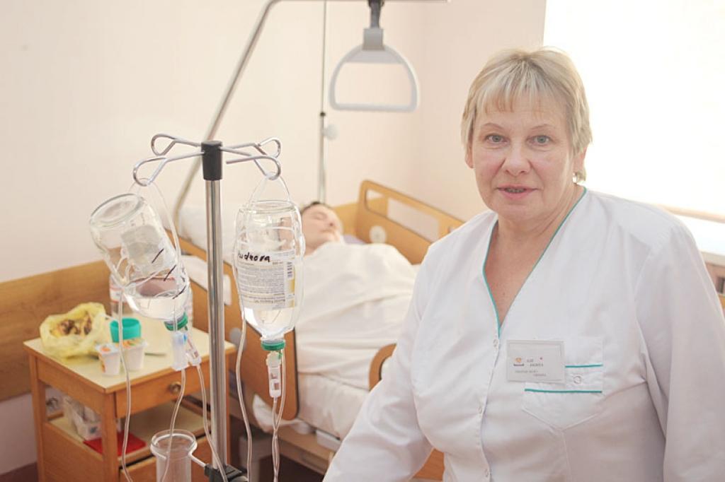 Ilzīte Ziediņa darbu sāka Gulbenes slimnīcas uzņemšanas nodaļā. Tur nostrādāti 13 gadi. “Uzņemšanā strādāt bija visgrūtāk, bet tieši tur es visvairāk arī iemācījos,” viņa saka. Kādu laiku strādāja arī neiroloģijas nodaļā, bet tagad viņas aprūpe ir neiroloģijas, terapeitiskās un bērnu nodaļas vienotais bloks.
Autors: Gatis Bogdanovs