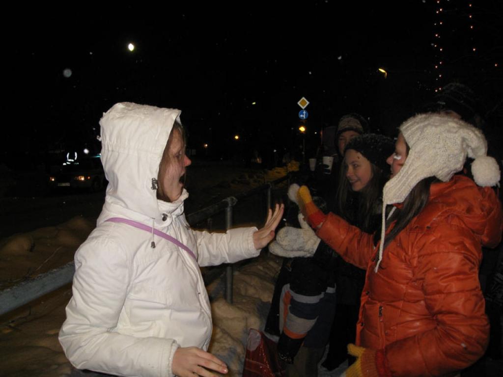 Avadoties no Vecā gada un sagaidot Jauno gadu, Gulbenes pilsētas centrā 31.decembrī pilsētnieki uz lielā ekrāna pie kultūras centra klausījās Ministru prezidenta Valda Dombrovska un Valsts prezidenta Valda Zatlera uzrunu Latvijas tautai....