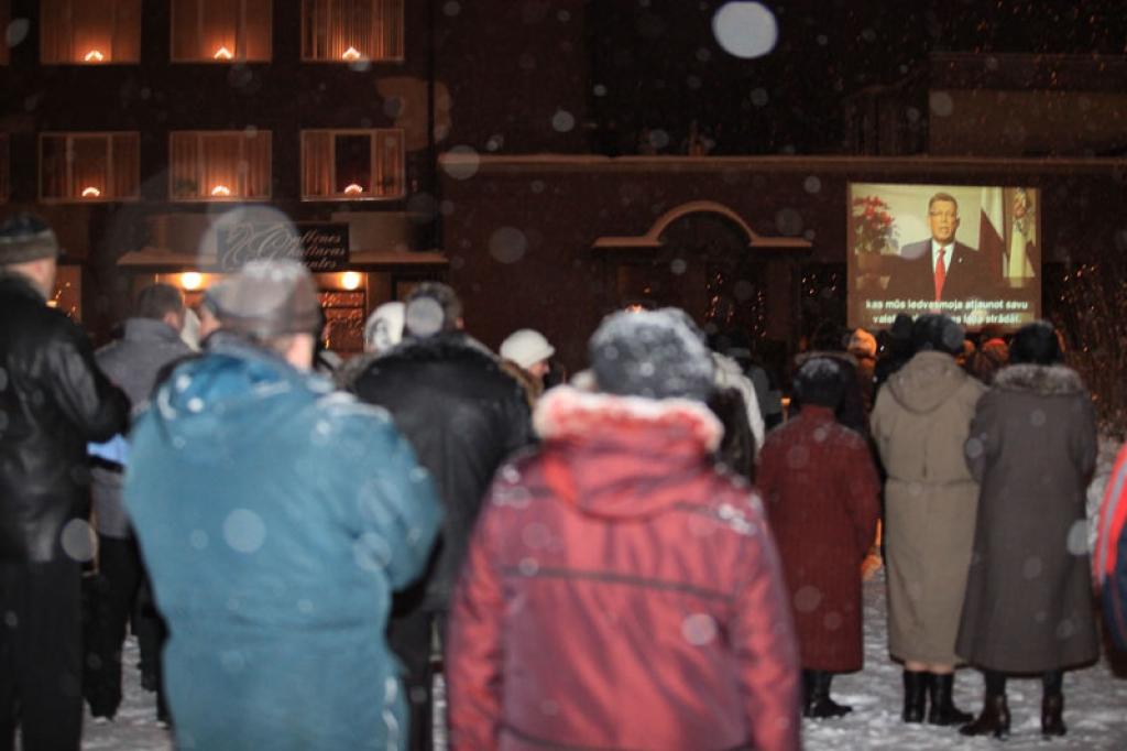 Avadoties no Vecā gada un sagaidot Jauno gadu, Gulbenes pilsētas centrā 31.decembrī pilsētnieki uz lielā ekrāna pie kultūras centra klausījās Ministru prezidenta Valda Dombrovska un Valsts prezidenta Valda Zatlera uzrunu Latvijas tautai....