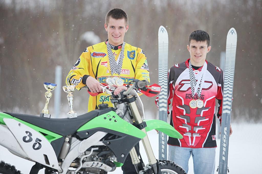 Puiši startē skijoringā – Didzis brauc uz motocikla, bet Uģis – aizmugurē ar slēpēm.
Autors: Gatis Bogdanovs