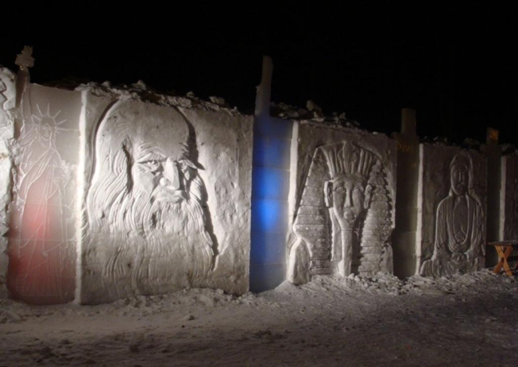 12.Starptautiskā ledus skulptūru festivāla māksliniekiem noslēgusies trešā darba diena. Vēl "jāsarauj", lai līdz piekdienai būtu gatavi visi darbi no 40 tonnām ledus. Vairāk par festivālu www.kultura.jelgava.lv