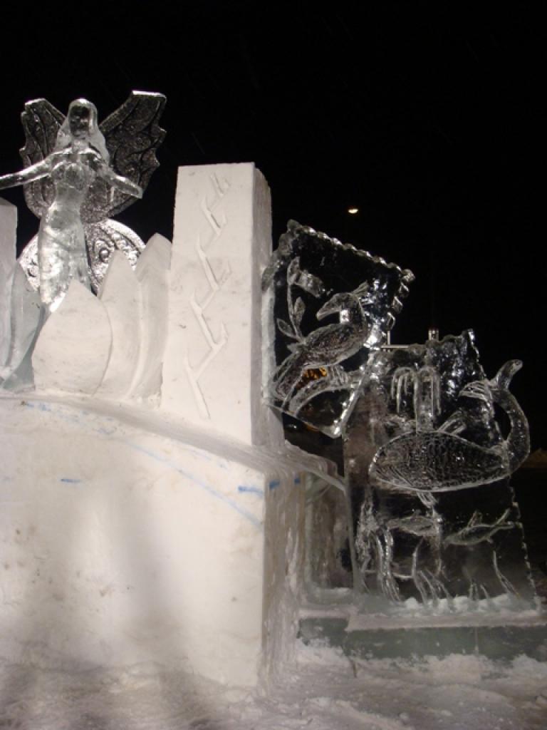 12.Starptautiskā ledus skulptūru festivāla māksliniekiem noslēgusies trešā darba diena. Vēl "jāsarauj", lai līdz piekdienai būtu gatavi visi darbi no 40 tonnām ledus. Vairāk par festivālu www.kultura.jelgava.lv