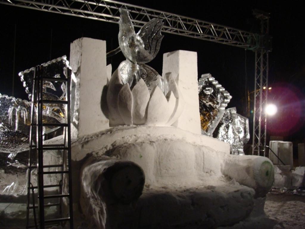 12.Starptautiskā ledus skulptūru festivāla māksliniekiem noslēgusies trešā darba diena. Vēl "jāsarauj", lai līdz piekdienai būtu gatavi visi darbi no 40 tonnām ledus. Vairāk par festivālu www.kultura.jelgava.lv
