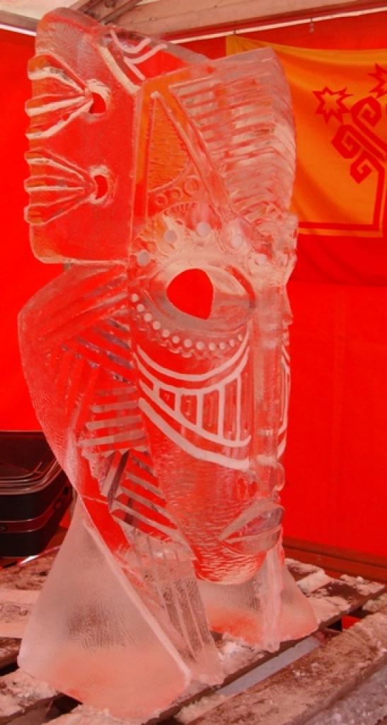 12.Starptautiskā ledus skulptūru festivāla māksliniekiem noslēgusies trešā darba diena. Vēl "jāsarauj", lai līdz piekdienai būtu gatavi visi darbi no 40 tonnām ledus. Vairāk par festivālu www.kultura.jelgava.lv