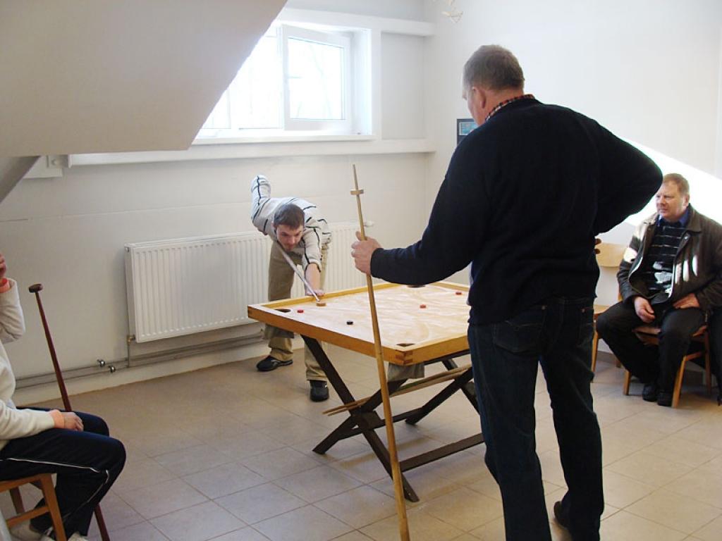 Sporta spēļu organizatori bija pārsteigti, ka spēlēt novusu pieteicās tik daudz dalībnieku. Kopumā novusā cīnījās 24 dalībnieki.
Autors: No personiskā albuma