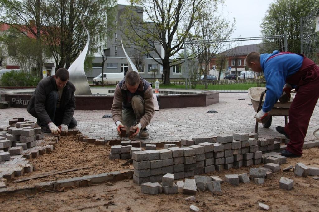 Strūklas “Pakur, pakur” bojājumus sola novērst maksimāli īsā laikā. SIA “Z.D.Z” vīri jau pirmdien sāka ņemt nost bruģi, lai varētu atrast cauruļvadus. 
Autors: Gatis Bogdanovs