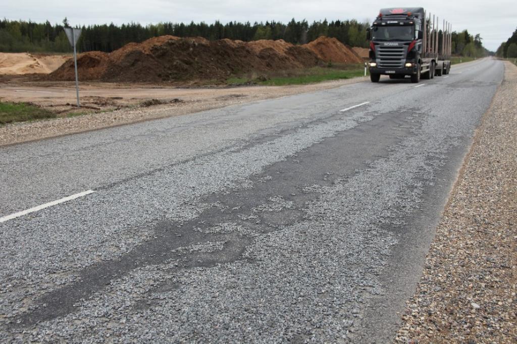 Vietām defekti ir radušies lielas transportlīdzekļu slodzes ietekmē, veicot nogriešanos, taču ir arī vietas, kur šķembas zudušas tehnoloģisku iemeslu dēļ.
Autors: Gatis Bogdanovs