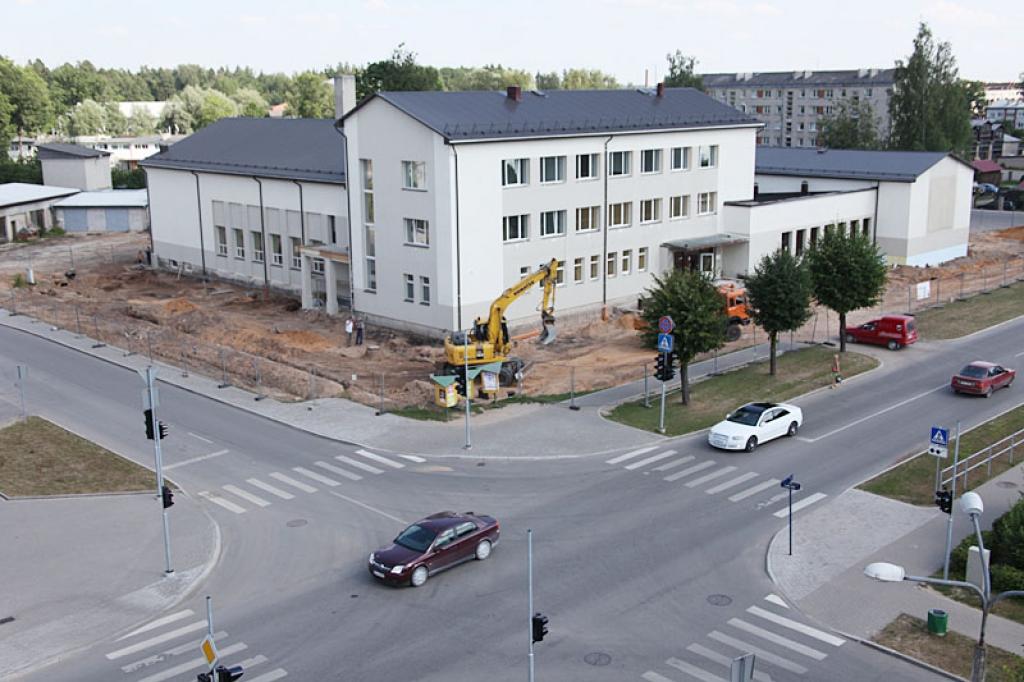 Gulbenes kultūras centra renovācijas gaitā ēkas ārējo fasādi nācās pārkrāsot divreiz, lai tonis būtu atbilstošs projektā paredzētajam dizainam. Iepriekš gadījusies kļūme – informē Gulbenes pilsētas pārvaldes vadītājs Osvalds Lucāns. Viņš piebilst, ka pārkrāsošanu apmaksāja firma, kas bija sajaukusi krāsas.
Autors: Gatis Bogdanovs