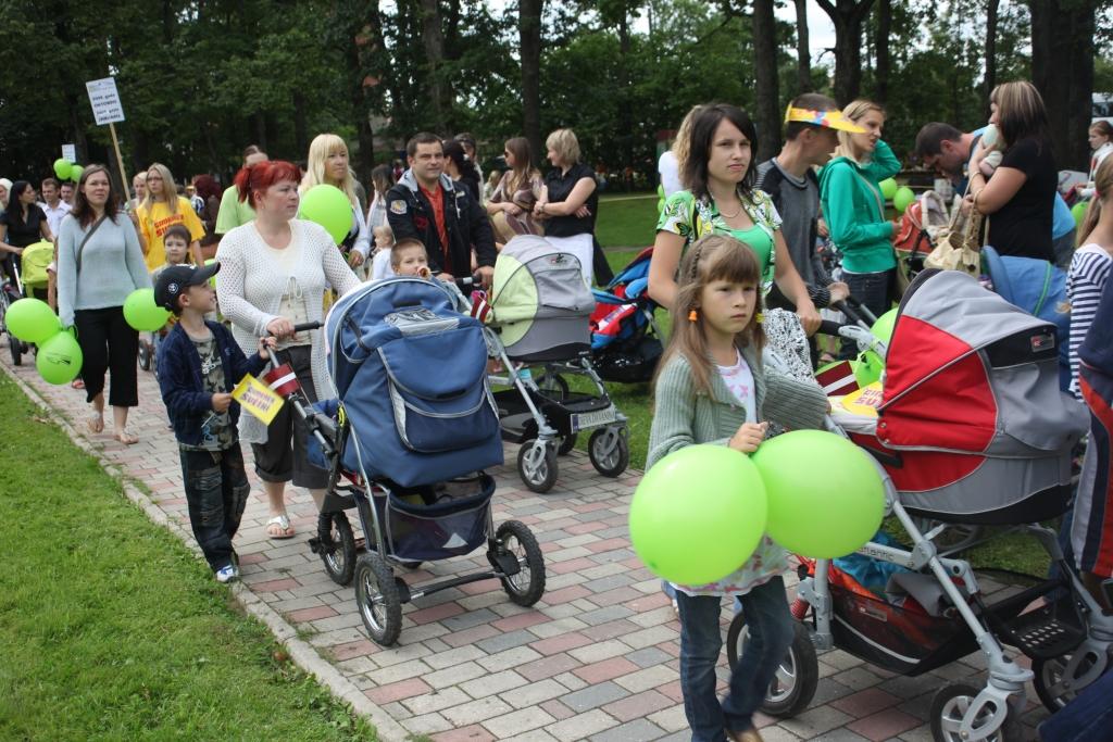Arī šajos Gulbenes Pilsētas svētkos suminās mazuļus, kuri dzimuši laikā no vieniem līdz otriem pilsētas svētkiem.
Autors: Gatis Bogdanovs