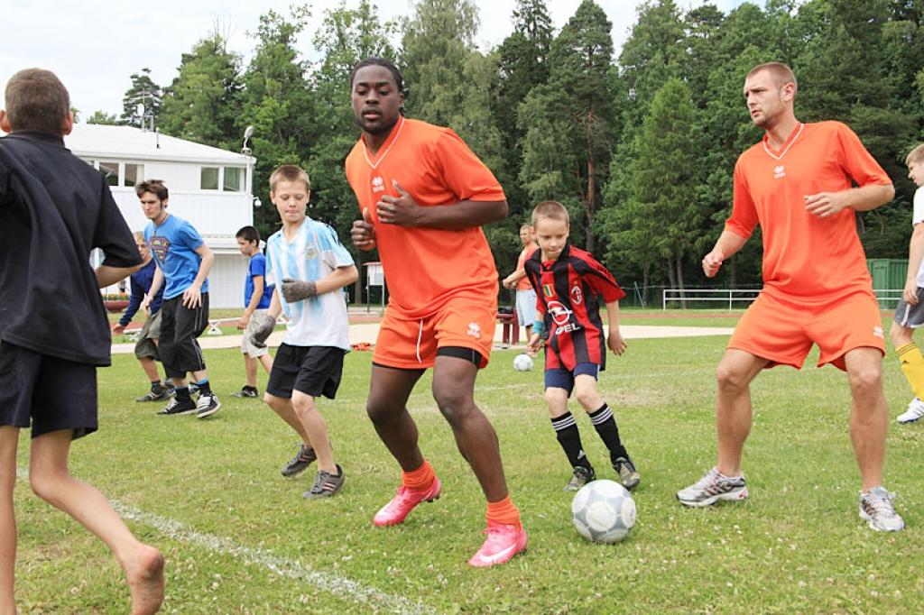 Bērni un jaunieši ar lielu interesi un aizrautību centās izpildīt visas futbolistu, arī viesspēlētāja no Francijas, norādes. 
Autors: Gatis Bogdanovs