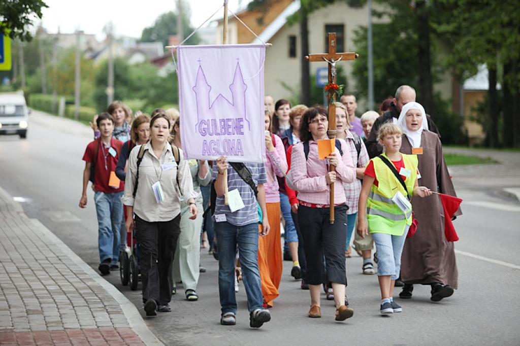 Svētceļnieku grupa no Gulbenes dodas ceļā cauri pilsētas ielām. Viņiem priekšā vēl 152,5 kilometri līdz Aglonas bazilikai.
Autors: Evita Brokāne