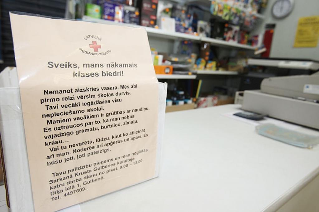 Cilvēki, iegādājoties kancelejas preces, ir aicināti nopirkt arī kādu lieku rakstāmpiederumu, lineālu vai ko citu skolai vajadzīgu un ievietot kastē.
Autors: Gatis Bogdanovs