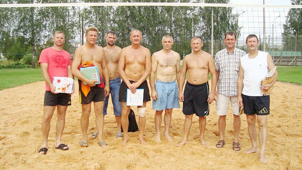 Gulbenes novada un Litenes kausa izcīņas sacensību smilšu volejbolā vīriešiem III kārta (no kreisās): Imants Kairišs un Aigars Kairišs (IMUL-68, 3.vieta); Māris Belorags, Jānis Sudārs un Jānis Feodarovs (