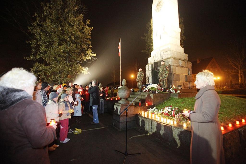 Gulbenē 18.novembrī visas dienas garumā ļaudis nāca un nolika ziedus pie Brīvības pieminekļa, bet vakarā, pulksten 21.00, pirmo reizi gulbenieši kopā ar latviešiem visā pasaulē dziedāja Latvijas valsts himnu. Tā šajā vakarā skanēja ne...
Autors: Gatis Bogdanovs