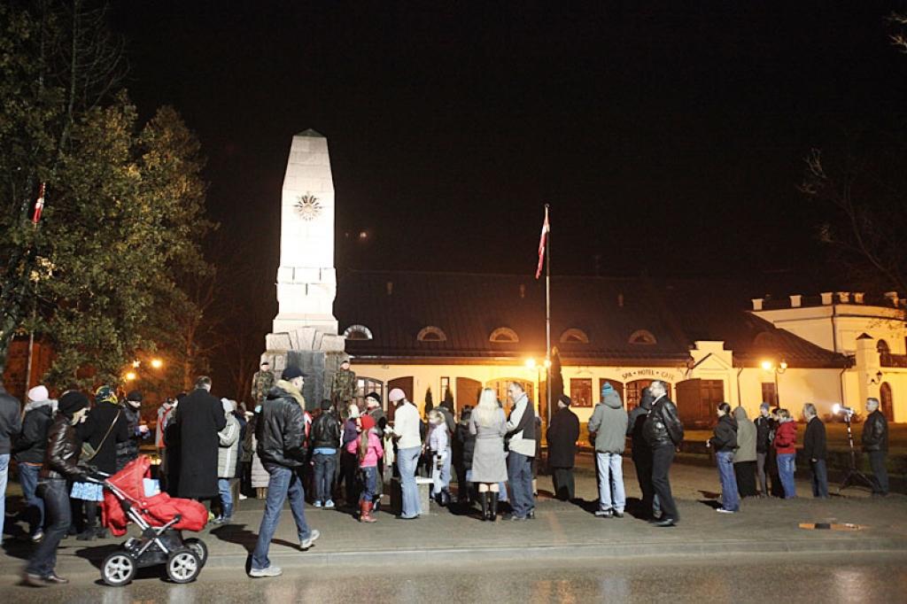 Gulbenē 18.novembrī visas dienas garumā ļaudis nāca un nolika ziedus pie Brīvības pieminekļa, bet vakarā, pulksten 21.00, pirmo reizi gulbenieši kopā ar latviešiem visā pasaulē dziedāja Latvijas valsts himnu. Tā šajā vakarā skanēja ne...
Autors: Gatis Bogdanovs