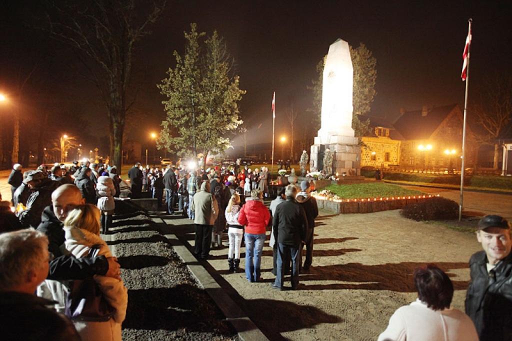 Gulbenē 18.novembrī visas dienas garumā ļaudis nāca un nolika ziedus pie Brīvības pieminekļa, bet vakarā, pulksten 21.00, pirmo reizi gulbenieši kopā ar latviešiem visā pasaulē dziedāja Latvijas valsts himnu. Tā šajā vakarā skanēja ne...
Autors: Gatis Bogdanovs