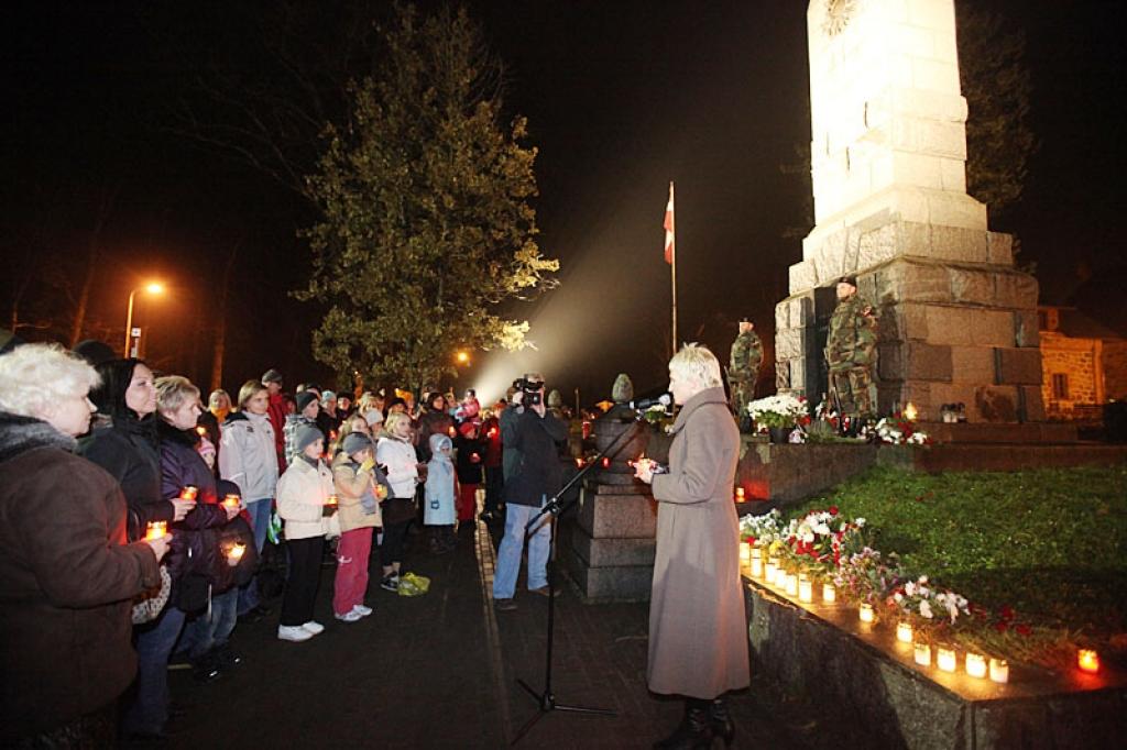 Gulbenē 18.novembrī visas dienas garumā ļaudis nāca un nolika ziedus pie Brīvības pieminekļa, bet vakarā, pulksten 21.00, pirmo reizi gulbenieši kopā ar latviešiem visā pasaulē dziedāja Latvijas valsts himnu. Tā šajā vakarā skanēja ne...
Autors: Gatis Bogdanovs