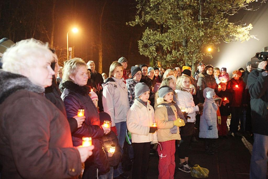 Gulbenē 18.novembrī visas dienas garumā ļaudis nāca un nolika ziedus pie Brīvības pieminekļa, bet vakarā, pulksten 21.00, pirmo reizi gulbenieši kopā ar latviešiem visā pasaulē dziedāja Latvijas valsts himnu. Tā šajā vakarā skanēja ne...
Autors: Gatis Bogdanovs