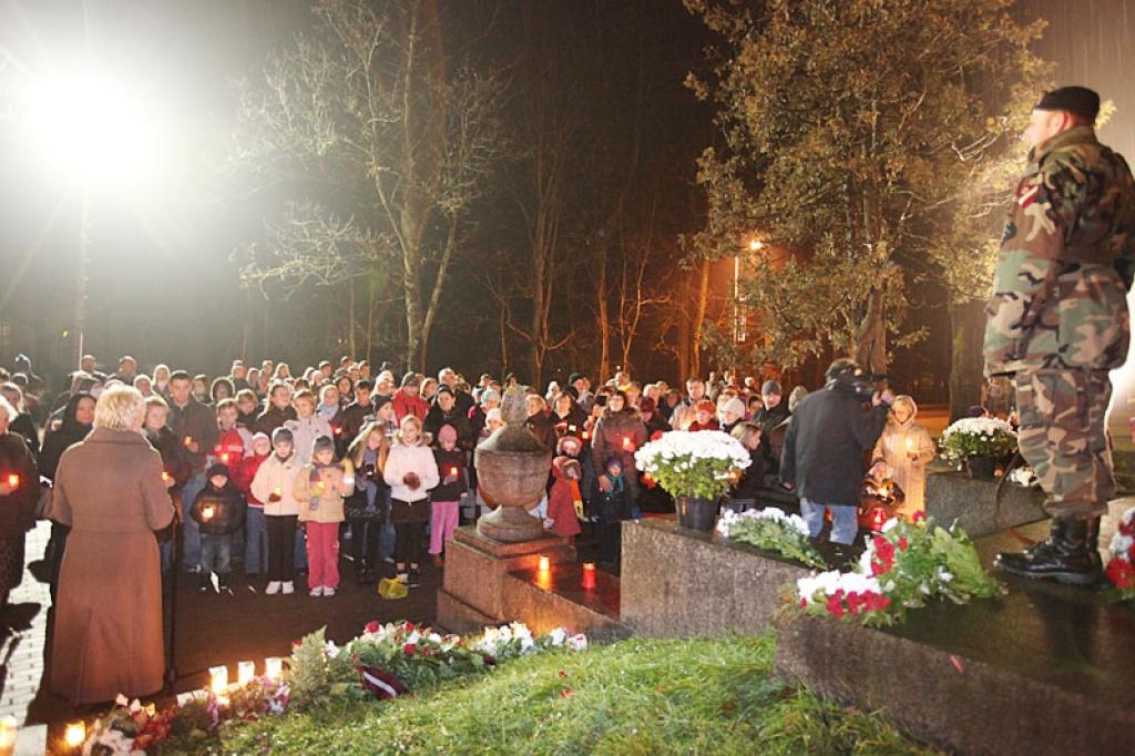 Gulbenē 18.novembrī visas dienas garumā ļaudis nāca un nolika ziedus pie Brīvības pieminekļa, bet vakarā, pulksten 21.00, pirmo reizi gulbenieši kopā ar latviešiem visā pasaulē dziedāja Latvijas valsts himnu. Tā šajā vakarā skanēja ne...
Autors: Gatis Bogdanovs