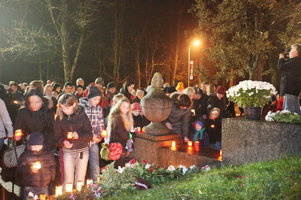 Gulbenē 18.novembrī visas dienas garumā ļaudis nāca un nolika ziedus pie Brīvības pieminekļa, bet vakarā, pulksten 21.00, pirmo reizi gulbenieši kopā ar latviešiem visā pasaulē dziedāja Latvijas valsts himnu. Tā šajā vakarā skanēja ne...
Autors: Gatis Bogdanovs