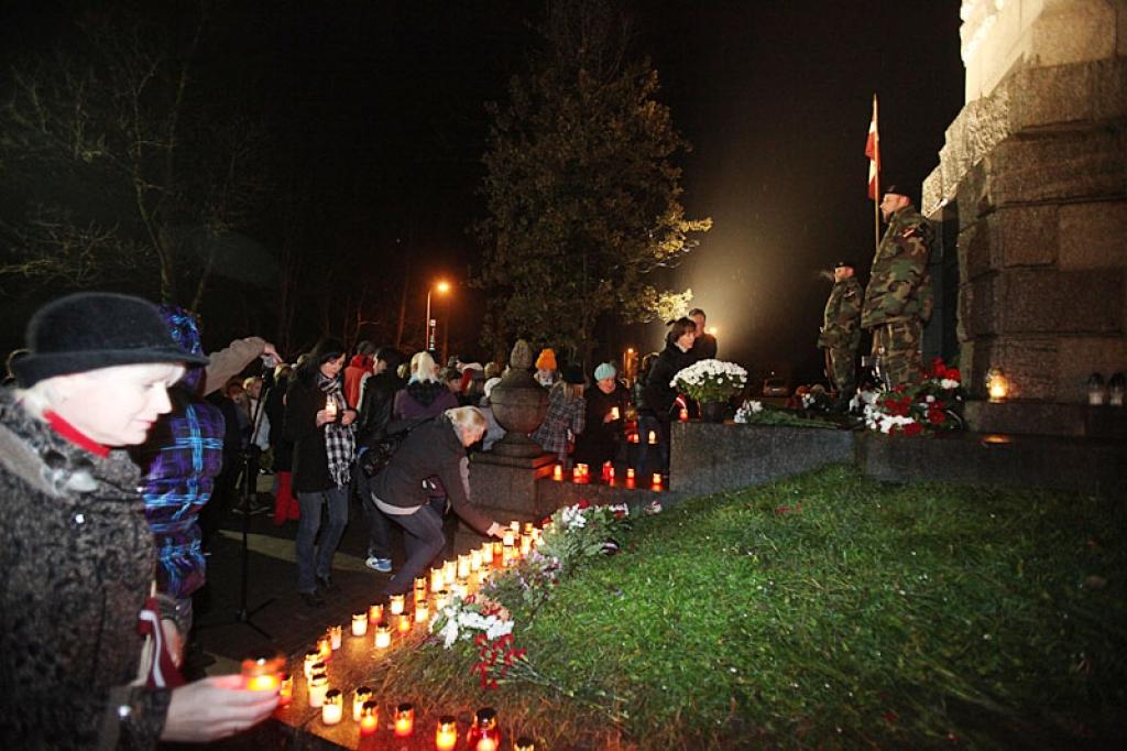 Gulbenē 18.novembrī visas dienas garumā ļaudis nāca un nolika ziedus pie Brīvības pieminekļa, bet vakarā, pulksten 21.00, pirmo reizi gulbenieši kopā ar latviešiem visā pasaulē dziedāja Latvijas valsts himnu. Tā šajā vakarā skanēja ne...
Autors: Gatis Bogdanovs
