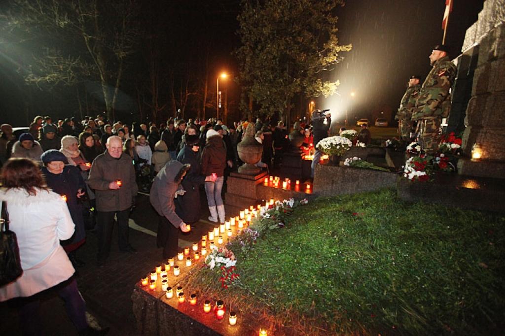 Gulbenē 18.novembrī visas dienas garumā ļaudis nāca un nolika ziedus pie Brīvības pieminekļa, bet vakarā, pulksten 21.00, pirmo reizi gulbenieši kopā ar latviešiem visā pasaulē dziedāja Latvijas valsts himnu. Tā šajā vakarā skanēja ne...
Autors: Gatis Bogdanovs