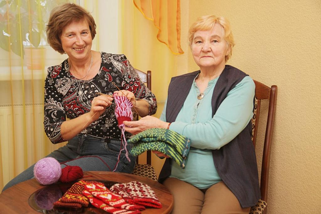 Gulbenes Tautas lietišķās mākslas studijas dalībnieces Maiga Dolgā (no kreisās) un Lidija Kazāka, kā arī citas rokdarbu pratējas ir ar mieru dalīties dūraiņu adīšanas pieredzē. “Ļoti priecāsimies, ja kāds gribēs padalīties ar vecmāmiņu pieredzi unikālu, rakstainu dūraiņu adīšanā,” saka L.Kazāka. Interesenti ir aicināti pieteikties “Sagšā”, lai var saplānot nodarbību dienas. 
Autors: Gatis Bogdanovs 