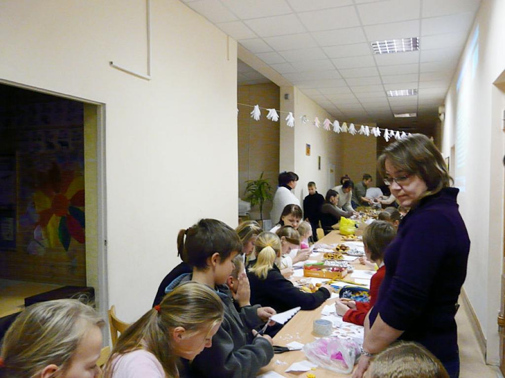 Daukstu pagasta biedrība “Vienmēr kopā” pagājušās nedēļas nogalē pagasta iedzīvotājiem organizēja pasākumu, kurā tika pīti adventes vainagi, zīmēti apsveikumi, skaitīti dzejoļi, dziedātas dziesmas un iedegta pirmā adventes svece.