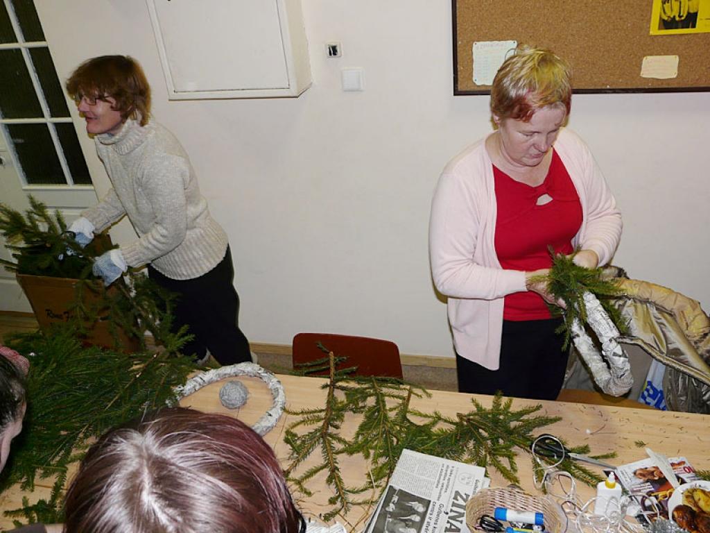 Daukstu pagasta biedrība “Vienmēr kopā” pagājušās nedēļas nogalē pagasta iedzīvotājiem organizēja pasākumu, kurā tika pīti adventes vainagi, zīmēti apsveikumi, skaitīti dzejoļi, dziedātas dziesmas un iedegta pirmā adventes svece.