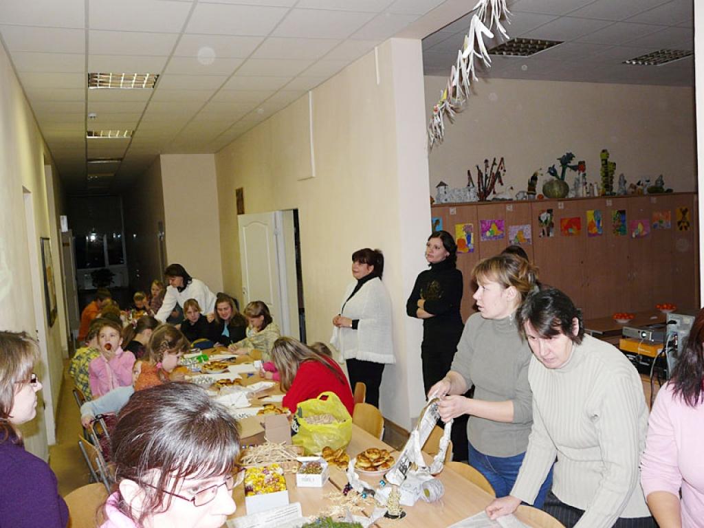 Daukstu pagasta biedrība “Vienmēr kopā” pagājušās nedēļas nogalē pagasta iedzīvotājiem organizēja pasākumu, kurā tika pīti adventes vainagi, zīmēti apsveikumi, skaitīti dzejoļi, dziedātas dziesmas un iedegta pirmā adventes svece.