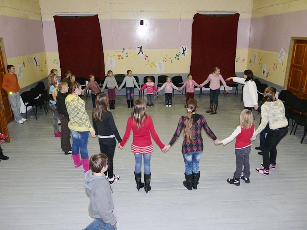 Daukstu pagasta biedrība “Vienmēr kopā” pagājušās nedēļas nogalē pagasta iedzīvotājiem organizēja pasākumu, kurā tika pīti adventes vainagi, zīmēti apsveikumi, skaitīti dzejoļi, dziedātas dziesmas un iedegta pirmā adventes svece.