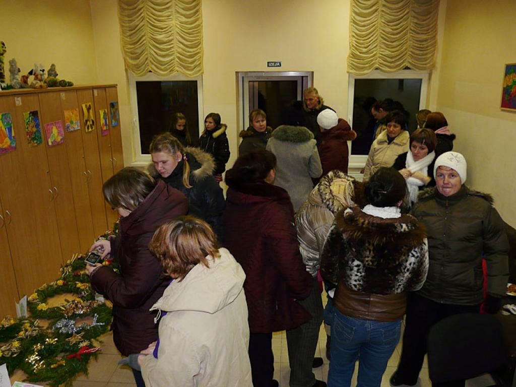 Daukstu pagasta biedrība “Vienmēr kopā” pagājušās nedēļas nogalē pagasta iedzīvotājiem organizēja pasākumu, kurā tika pīti adventes vainagi, zīmēti apsveikumi, skaitīti dzejoļi, dziedātas dziesmas un iedegta pirmā adventes svece.