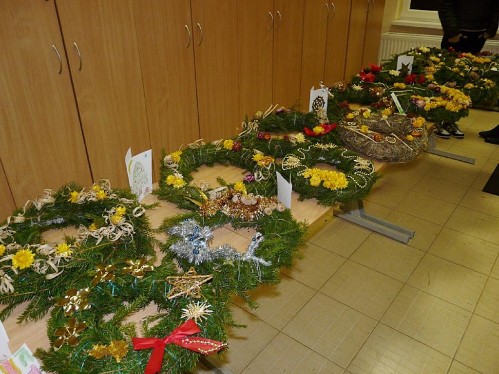 Daukstu pagasta biedrība “Vienmēr kopā” pagājušās nedēļas nogalē pagasta iedzīvotājiem organizēja pasākumu, kurā tika pīti adventes vainagi, zīmēti apsveikumi, skaitīti dzejoļi, dziedātas dziesmas un iedegta pirmā adventes svece.