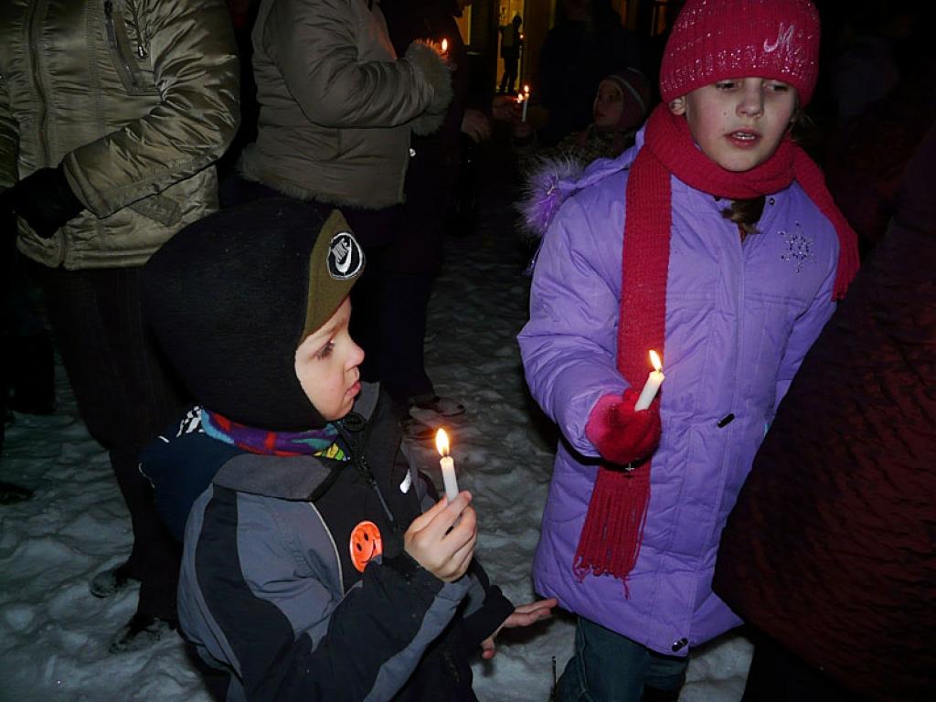 Daukstu pagasta biedrība “Vienmēr kopā” pagājušās nedēļas nogalē pagasta iedzīvotājiem organizēja pasākumu, kurā tika pīti adventes vainagi, zīmēti apsveikumi, skaitīti dzejoļi, dziedātas dziesmas un iedegta pirmā adventes svece.