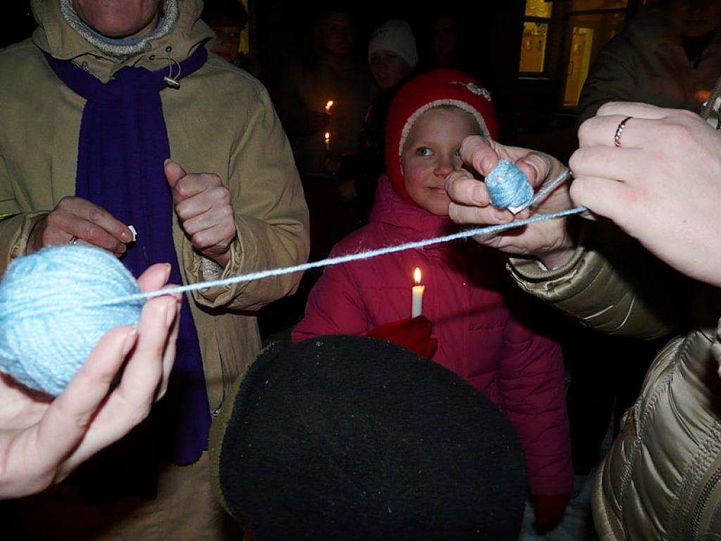 Daukstu pagasta biedrība “Vienmēr kopā” pagājušās nedēļas nogalē pagasta iedzīvotājiem organizēja pasākumu, kurā tika pīti adventes vainagi, zīmēti apsveikumi, skaitīti dzejoļi, dziedātas dziesmas un iedegta pirmā adventes svece.
