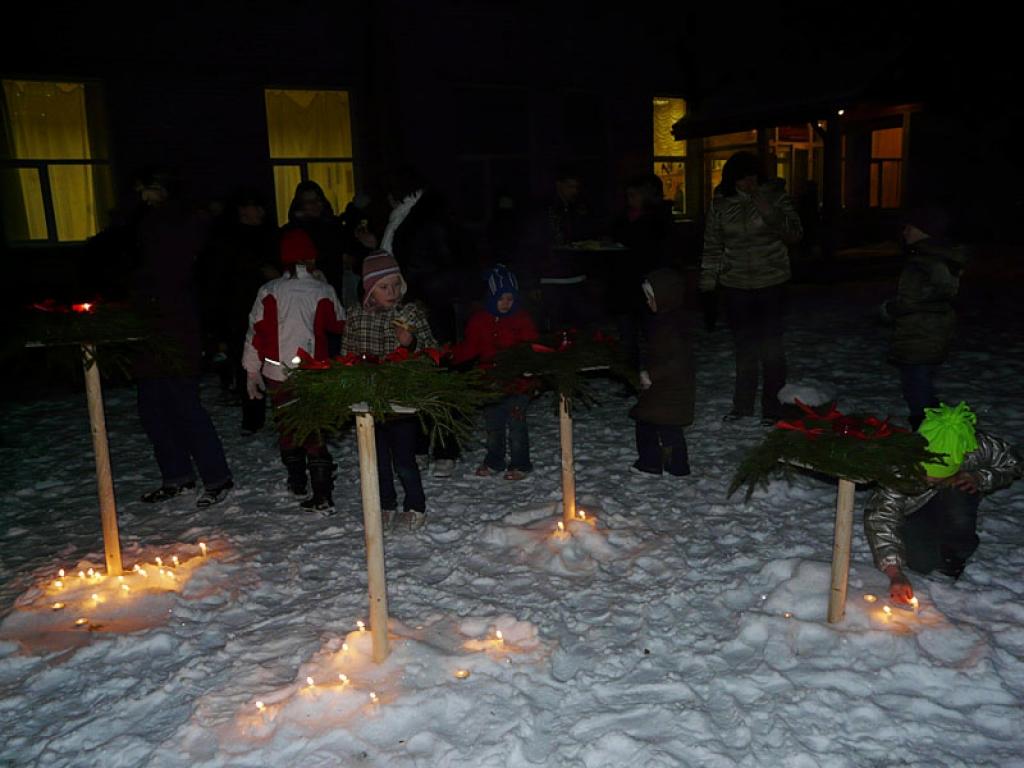 Daukstu pagasta biedrība “Vienmēr kopā” pagājušās nedēļas nogalē pagasta iedzīvotājiem organizēja pasākumu, kurā tika pīti adventes vainagi, zīmēti apsveikumi, skaitīti dzejoļi, dziedātas dziesmas un iedegta pirmā adventes svece.