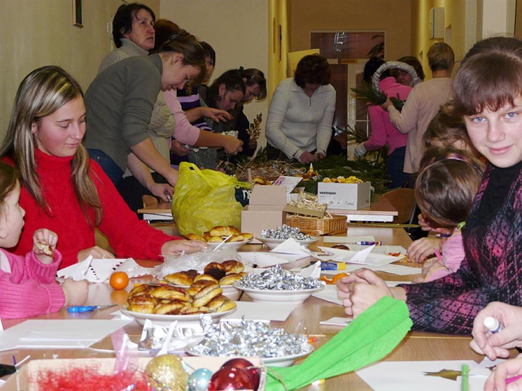 Daukstu pagasta biedrība “Vienmēr kopā” pagājušās nedēļas nogalē pagasta iedzīvotājiem organizēja pasākumu, kurā tika pīti adventes vainagi, zīmēti apsveikumi, skaitīti dzejoļi, dziedātas dziesmas un iedegta pirmā adventes svece.