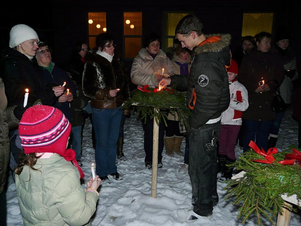 Daukstu pagasta biedrība “Vienmēr kopā” pagājušās nedēļas nogalē pagasta iedzīvotājiem organizēja pasākumu, kurā tika pīti adventes vainagi, zīmēti apsveikumi, skaitīti dzejoļi, dziedātas dziesmas un iedegta pirmā adventes svece.