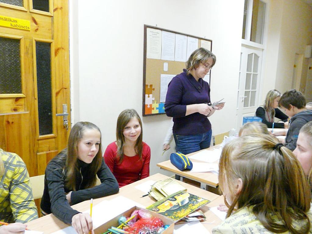Daukstu pagasta biedrība “Vienmēr kopā” pagājušās nedēļas nogalē pagasta iedzīvotājiem organizēja pasākumu, kurā tika pīti adventes vainagi, zīmēti apsveikumi, skaitīti dzejoļi, dziedātas dziesmas un iedegta pirmā adventes svece.