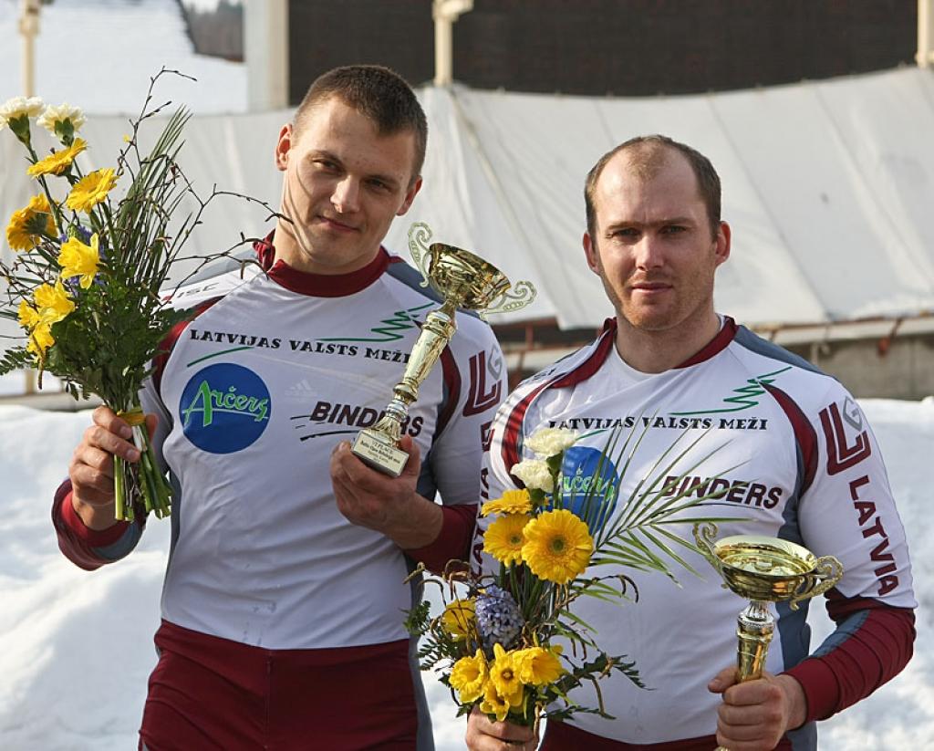 Latvijas čempionāta ieskaitē uz pjedestāla augstākā pakāpiena kāpa O.Melbārdis/ I.Dambis, 2.vietā ierindojās E.Maskalāns/ D.Dreiškens (attēlā), bet 3.vietā - Mihails Arhipovs/ Raivis Broks. 
Autors: Aivars Liepiņš (