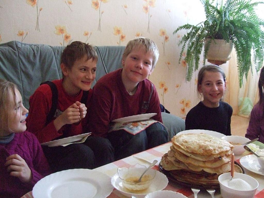 Gulbenes 2.vidusskolas 4.b klases skolēni radošajā darbnīcā klasesbiedra Matīsa mājās kopā cepa pankūkas un mācījās glīti saklāt galdu. Pēc tam notika kopīga mielošanās ar pašu gatavoto maltīti. 
Autors: Marta Pušķe
