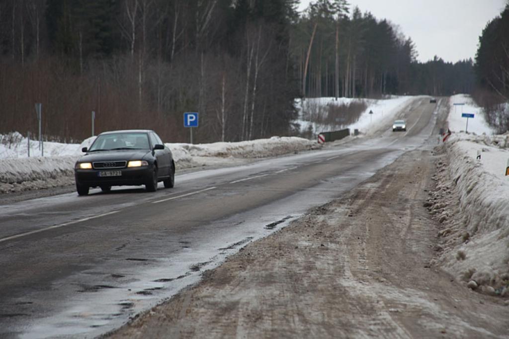 Ir paredzēts labot arī Smiltenes – Gulbenes šosejas posmu 4,5 kilometru garumā no Tirzas tilta uz Gulbenes pusi.
Autors: Gatis Bogdanovs 