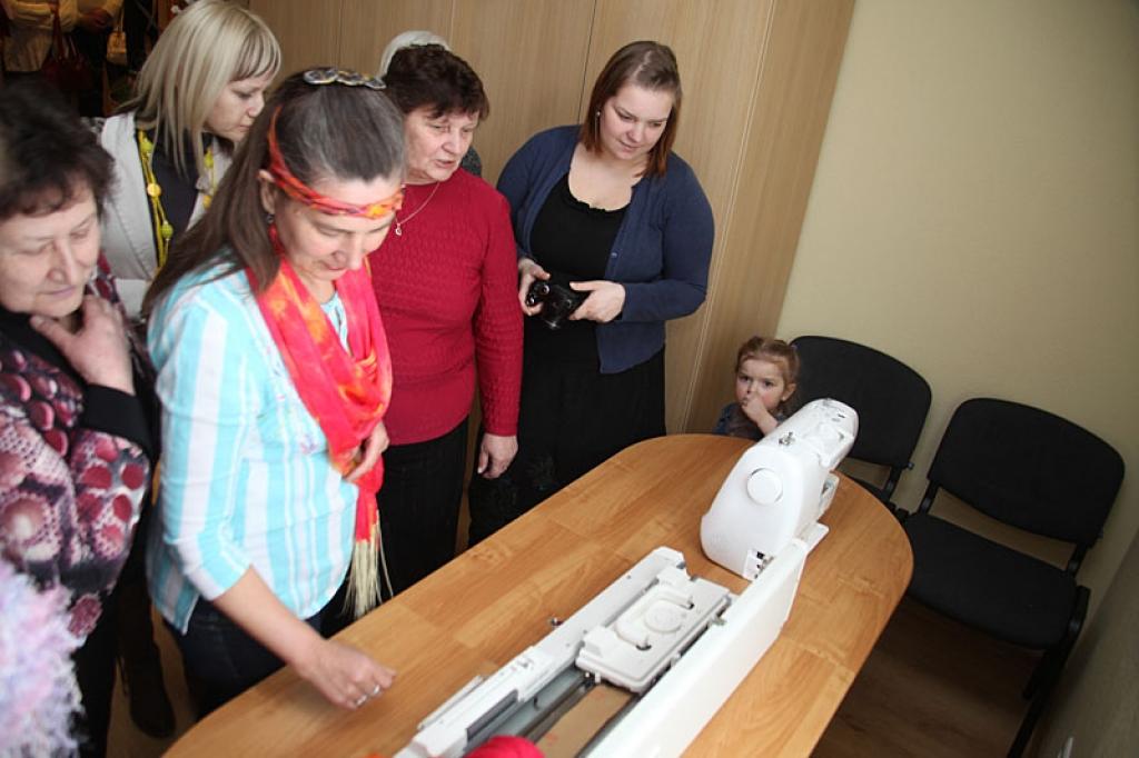 Piektdien svinīgi tika atklātas Galgauskas pagasta biedrības “Tautskola “Vijata”” sabiedrisko aktivitāšu centra jaunās telpas, kas atrodas Galgauskas kultūras nama 2.stāvā. “Nu gan mēs varēsim iemācīties adīt un šūt!” Pagasta iedzīvotājas, kuras brīvajā laikā apmeklē dažādas praktiskas un izglītojošas nodarbības, nespēja valdīt prieku, uzlūkojot jauno adāmmašīnu. Prieks par jaunajām telpām ir arī ansambļa “Veišu muzikanti” dalībniekiem un amatierteātrim.
Autors: Gatis Bogdanovs