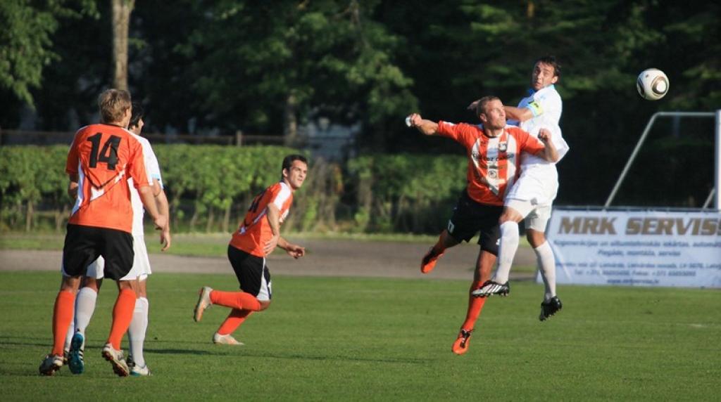 Latvijas Virslīgas futbola čempionāta 16.kārtas spēlē Gulbenes sporta centra stadionā trešdien, 29.jūnijā, tikās abi šīs sezonas čempionāta debitanti - FB 