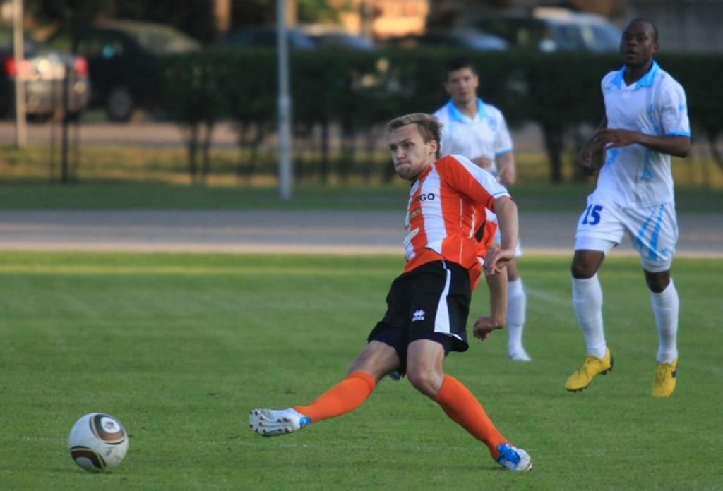 Latvijas Virslīgas futbola čempionāta 16.kārtas spēlē Gulbenes sporta centra stadionā trešdien, 29.jūnijā, tikās abi šīs sezonas čempionāta debitanti - FB "Gulbene" un FC "Jūrmala". Spēle Gulbenē beidzās ar rezultātu 1:1. Rezltātu mača...