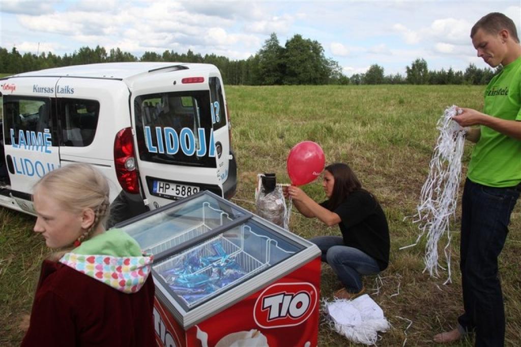 Novada svētkos, kas trešdien norisinājās Druvienā, ieripoja laikraksta “Dzirkstele” mobilais busiņš. Pie busiņa varēja abonēt laikrakstu “Dzirkstele” un citus laikraksta “Diena” un izdevniecības “Dienas žurnāli” produktus.
Paldies...