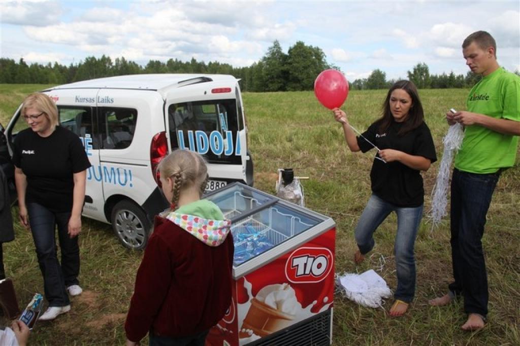 Novada svētkos, kas trešdien norisinājās Druvienā, ieripoja laikraksta “Dzirkstele” mobilais busiņš. Pie busiņa varēja abonēt laikrakstu “Dzirkstele” un citus laikraksta “Diena” un izdevniecības “Dienas žurnāli” produktus.
Paldies...
