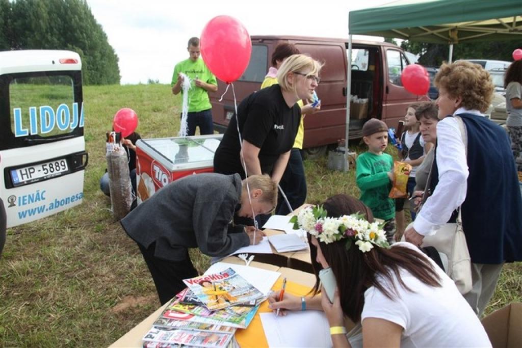 Novada svētkos, kas trešdien norisinājās Druvienā, ieripoja laikraksta “Dzirkstele” mobilais busiņš. Pie busiņa varēja abonēt laikrakstu “Dzirkstele” un citus laikraksta “Diena” un izdevniecības “Dienas žurnāli” produktus.
Paldies...