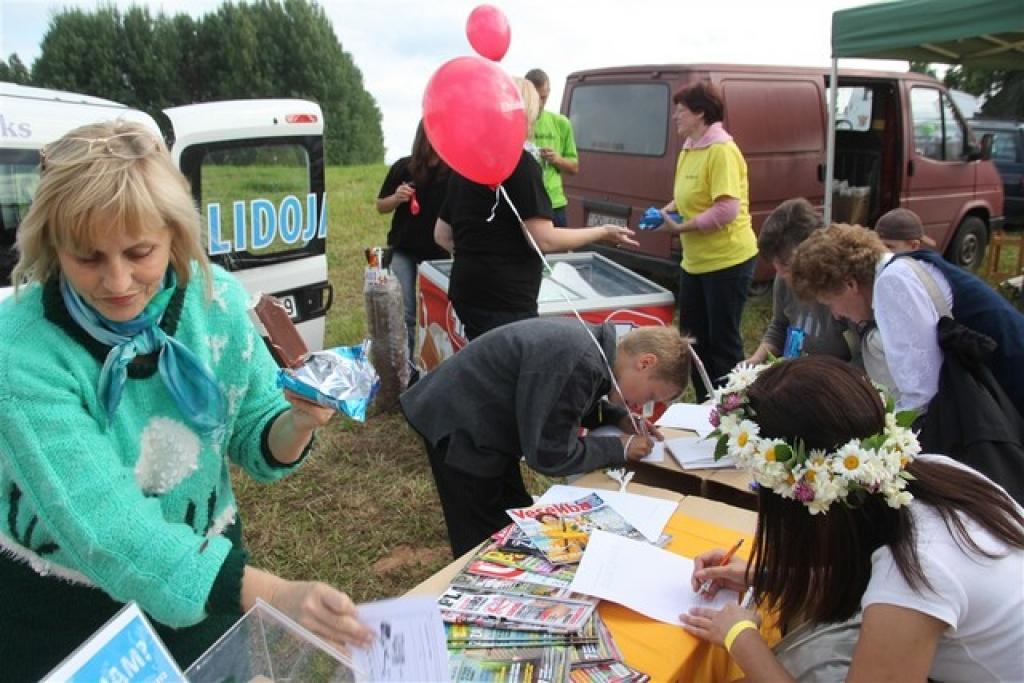 Novada svētkos, kas trešdien norisinājās Druvienā, ieripoja laikraksta “Dzirkstele” mobilais busiņš. Pie busiņa varēja abonēt laikrakstu “Dzirkstele” un citus laikraksta “Diena” un izdevniecības “Dienas žurnāli” produktus.
Paldies...